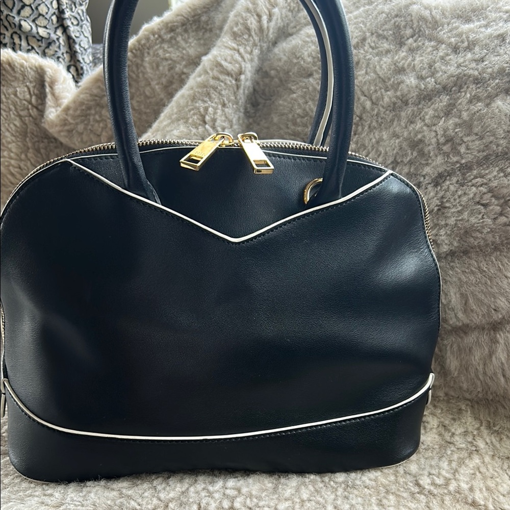 Marc Jacobs Black Satchel with Gold Hardware and Structured Design - Picture 3 of 10